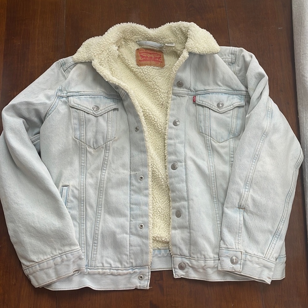 Levi’s Mens size Large light denim jacket. Sherpa lined. Only worn a few times